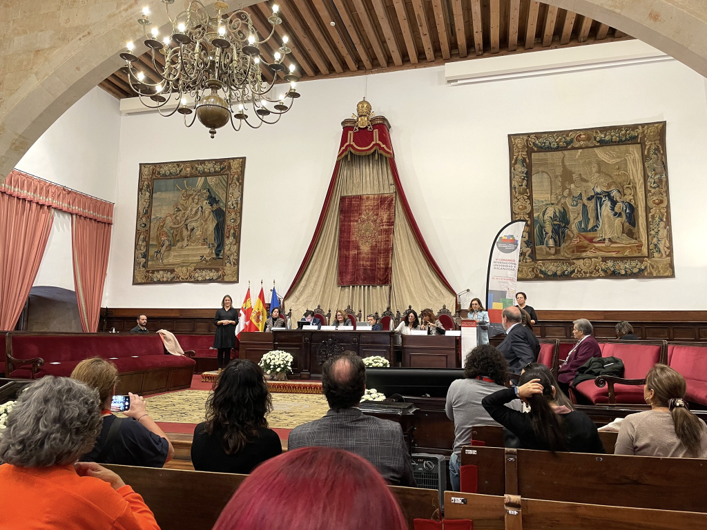 Salón de Actos de la Universidad de Salamanca con decenas de asistentes escuchando el acto de inauguración