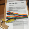 Lanyard de acreditación del congreso con los colores de la bandera LGTB