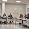 Sala de reuniones con participantes del encuentro debatiendo entre sí