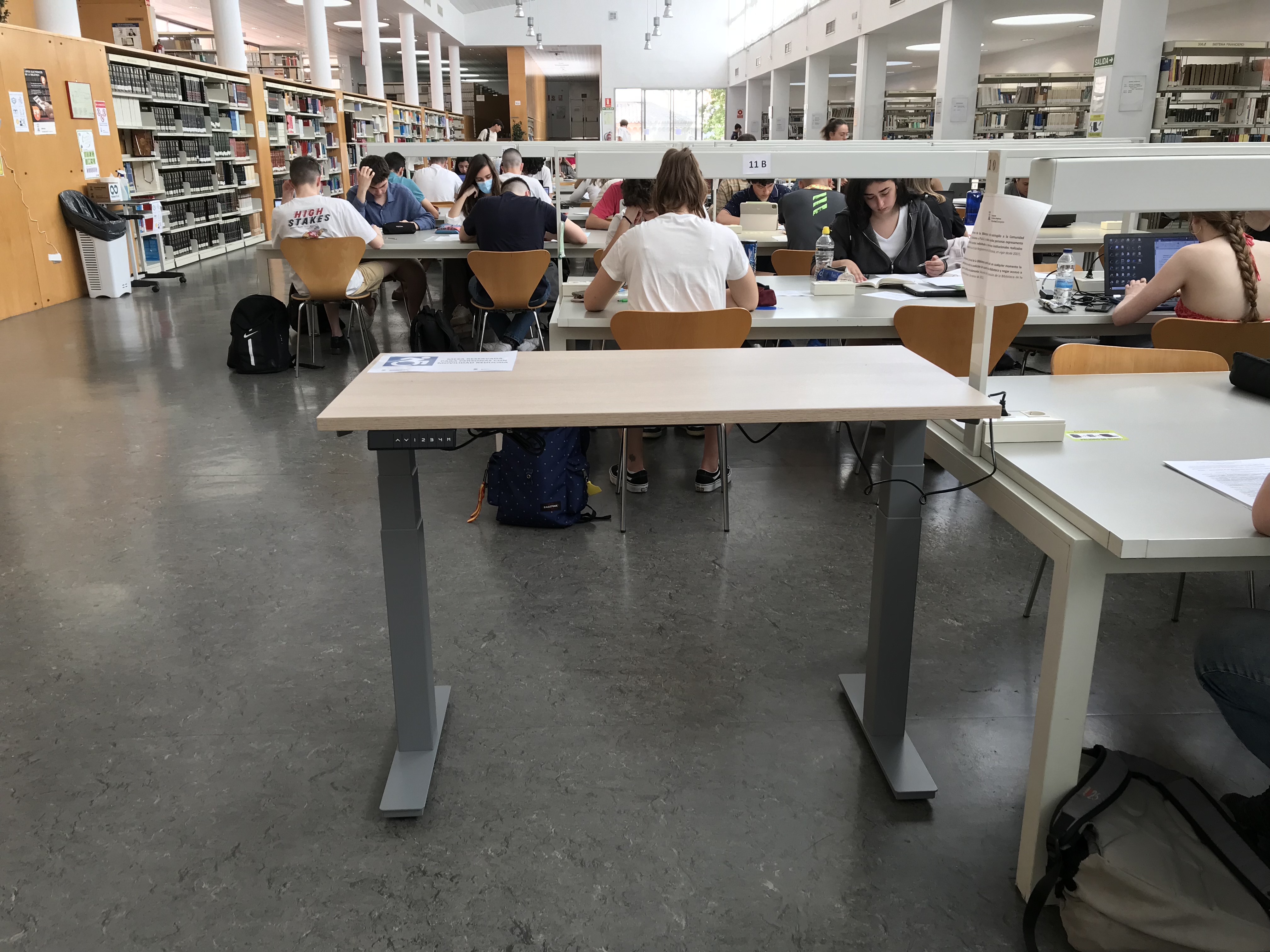 Imagen de la mesa para personas con movilidad reducida instalada en la Biblioteca de la Facultad de Economía y Empresa de la Universidad de Zaragoza