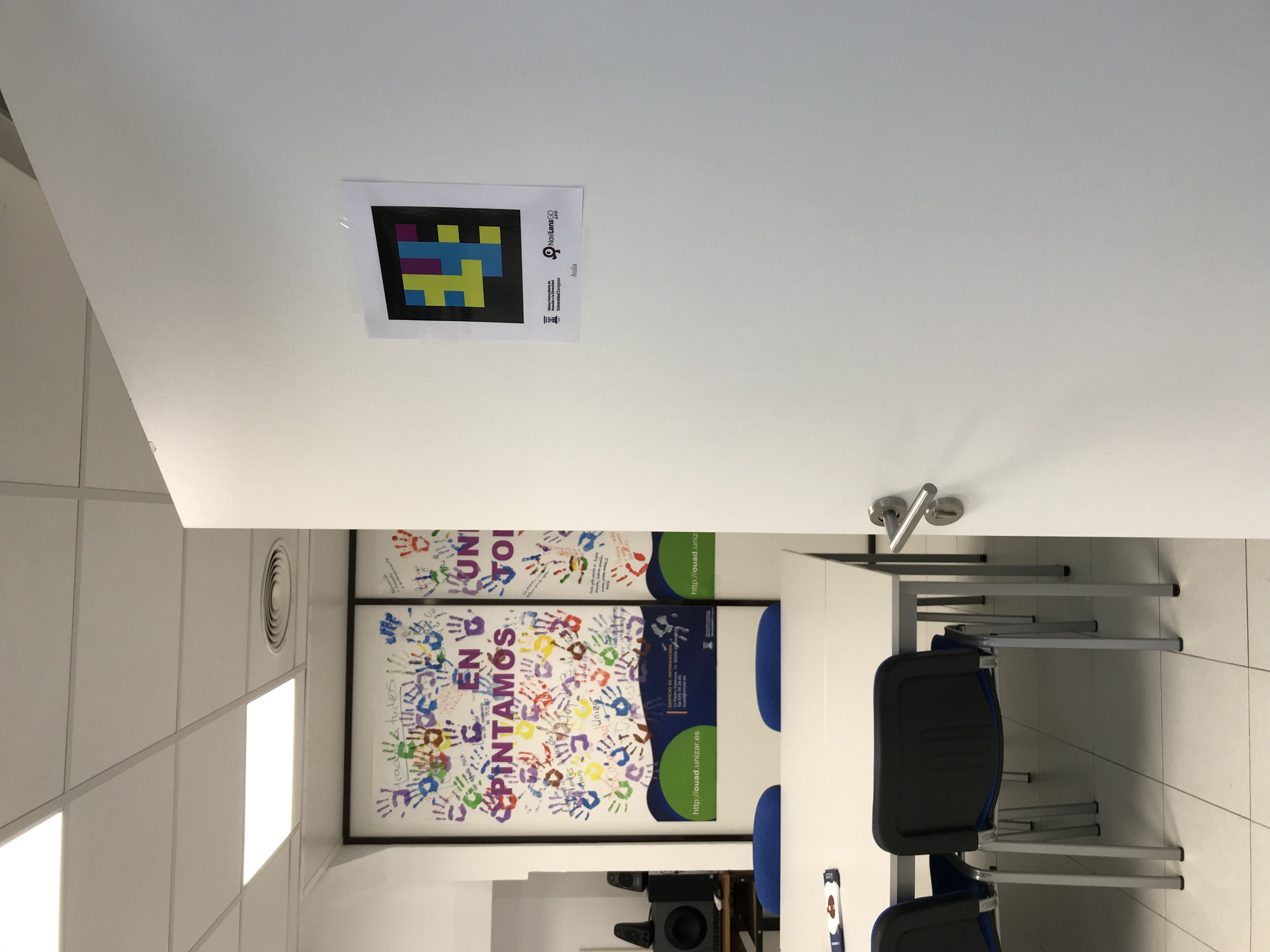 Imagen de la sala de reuniones de la Oficina Universitaria de Atención a la Diversidad indicada por un código de NaviLens